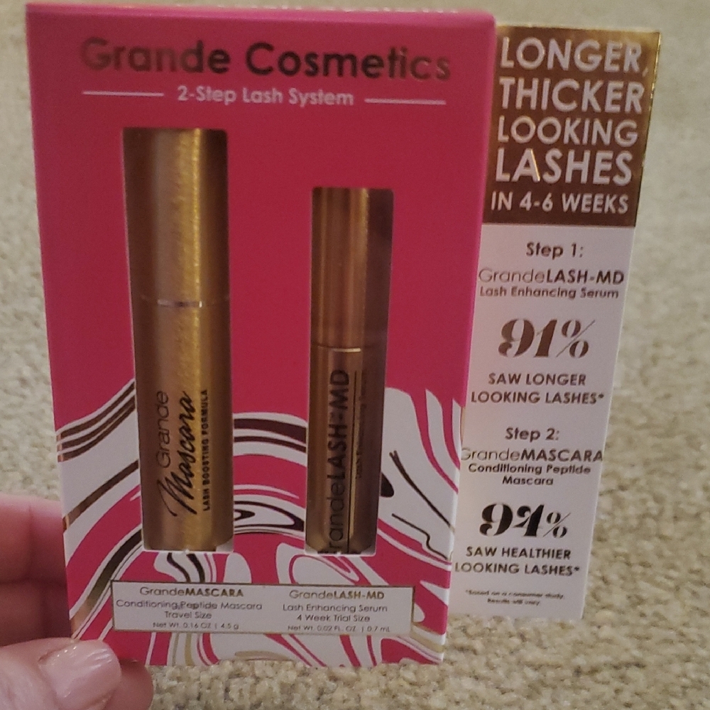 Ariana Grande Gold Mascara for Longer and Thicker Lashes